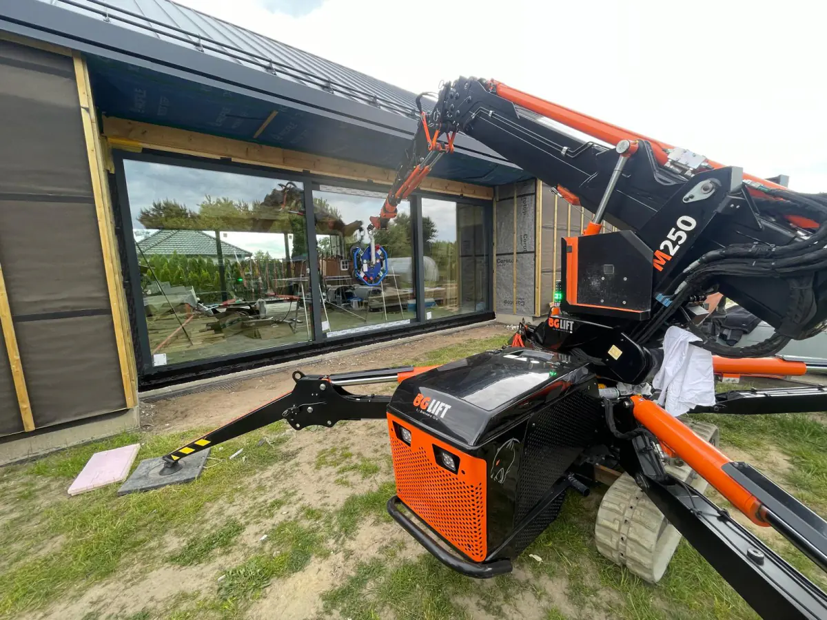 Mini żuraw BG Lift M250 z uchwytem podciśnieniowym montuje przesuwne przeszklenie tarasowe w domu w Goleniowie
