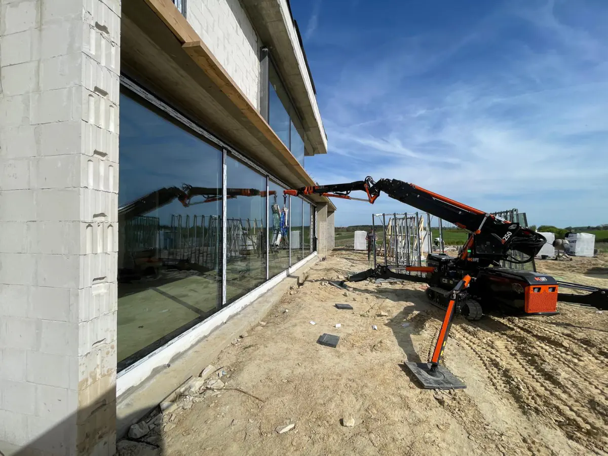Mini żuraw BG Lift M250 wstawia panoramiczne przeszklenie w ścianę nowoczesnego domu pod Gorzowem