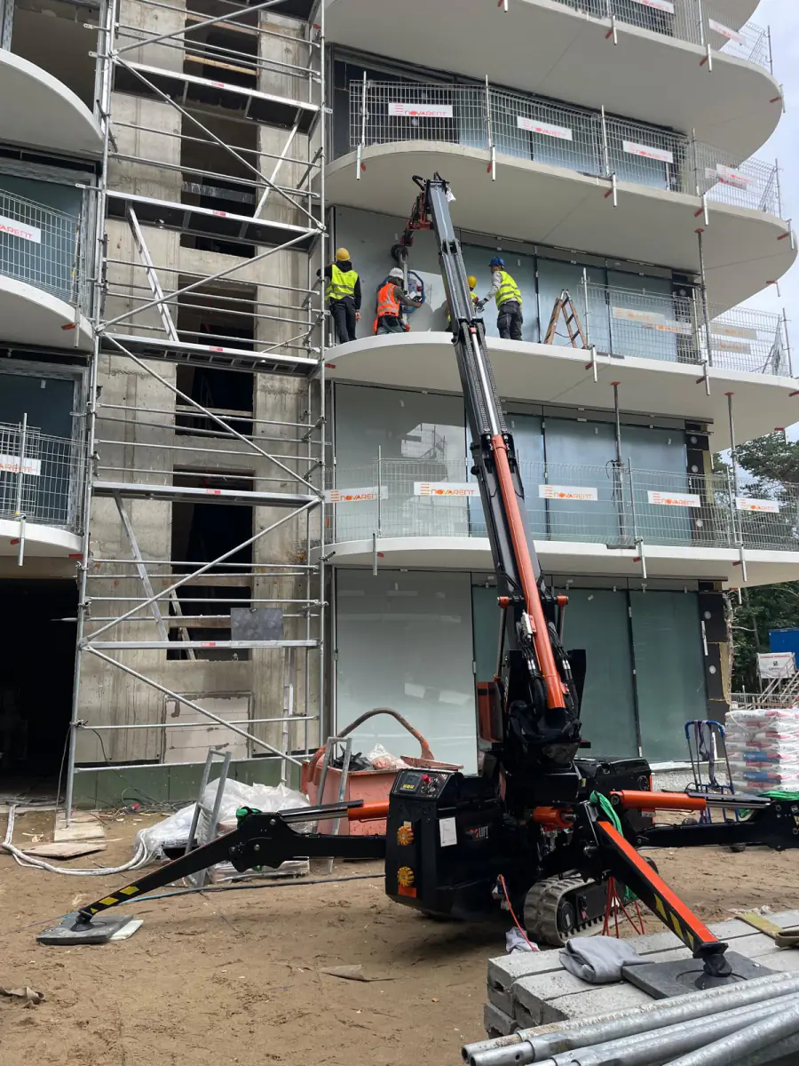 Mini żuraw JK Lift podnosi przeszklenie na balkon budowanego hotelu Radisson w Świnoujściu